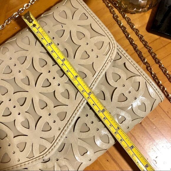 URBANâEXPRESSIONSâCUT OUTâTAN/GOLDâCROSSBODYâCLUTCH - Picture 6 of 16